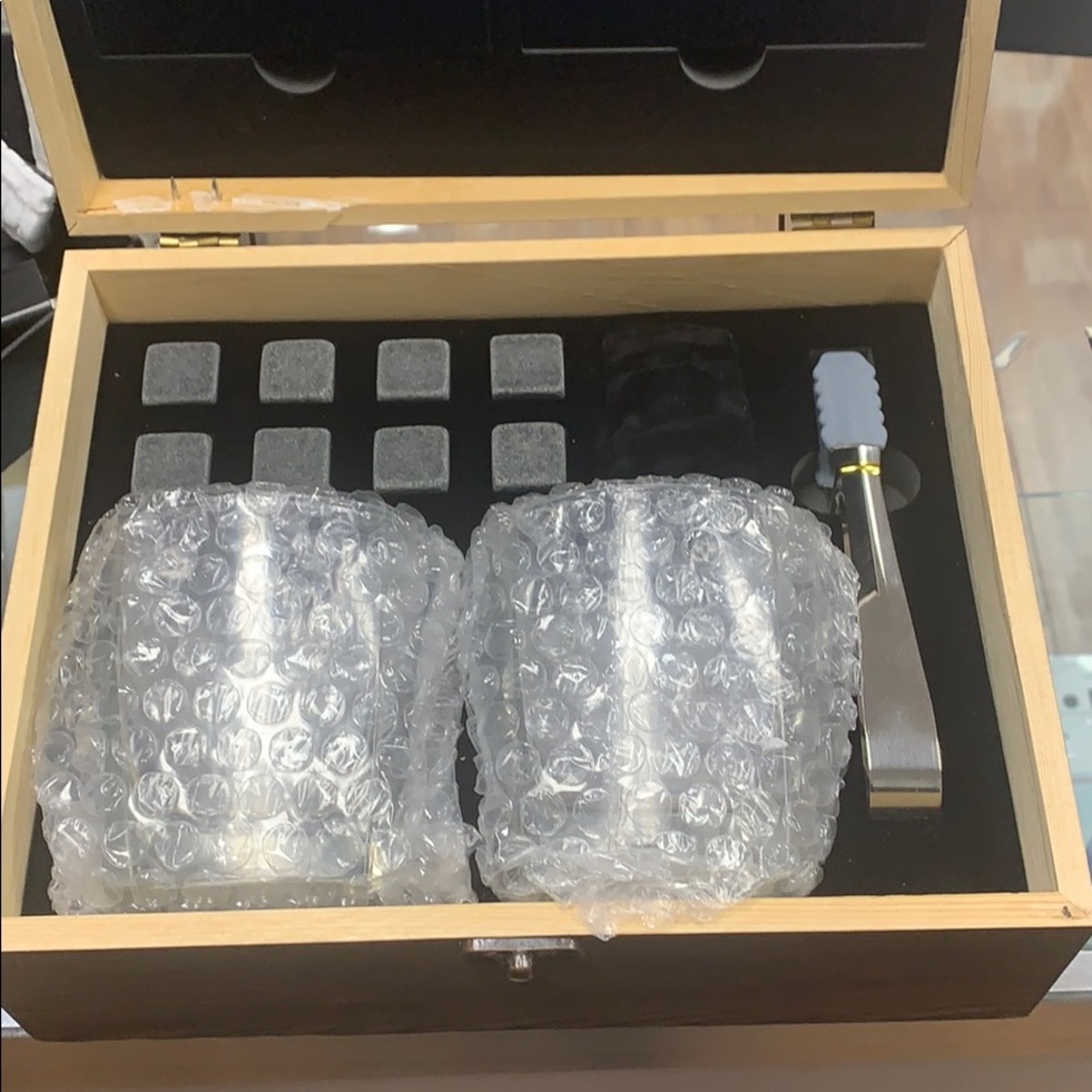 Royal reserve whiskey stones gift set